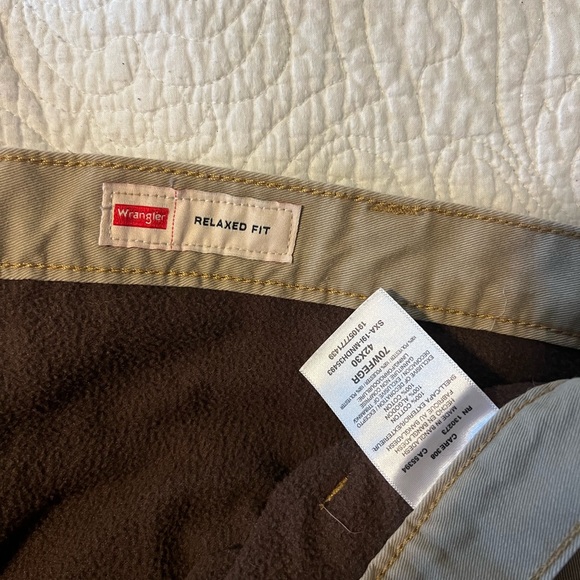 Wrangler Tan Cargo Pants with Relaxed Fit - Picture 3 of 3